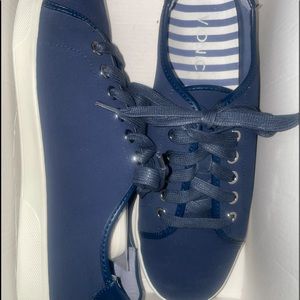 Vionic Sunny Brinley sneakers with bonus laces.